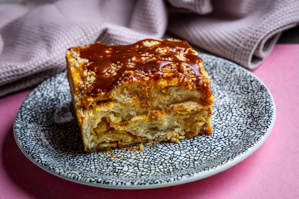 Cinnabon õuna-karamelliga 1 tk (Tartu) Bakery e-pood