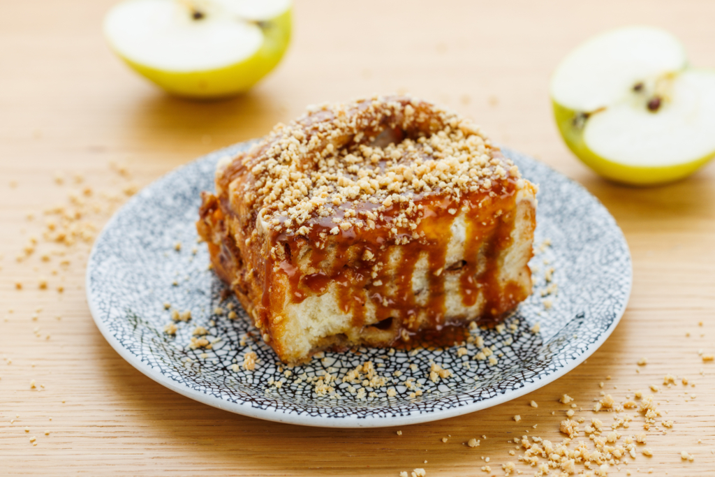 Cinnabon õuna-karamelliga 1 tk (Tartu) Bakery e-pood